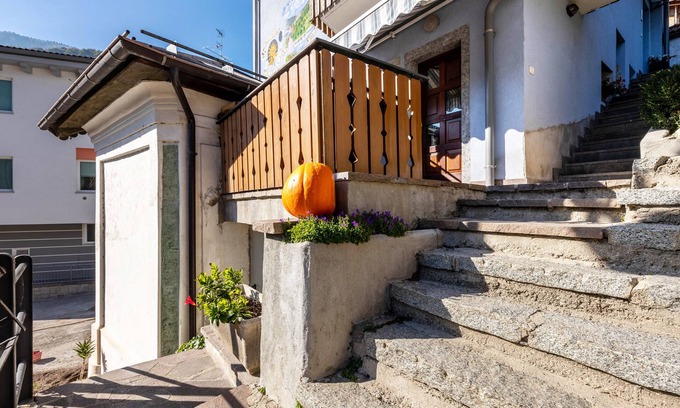 Roncone Apartamento | Alojamiento de vacaciones "Appartamento Meridiana" con vistas a la montaña y Wi-Fi