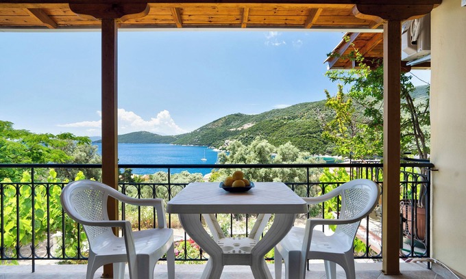 Mikros Gialos Apartamento | Alojamiento vacacional «Vardia studio A» con vistas al mar, Wi-Fi y balcón