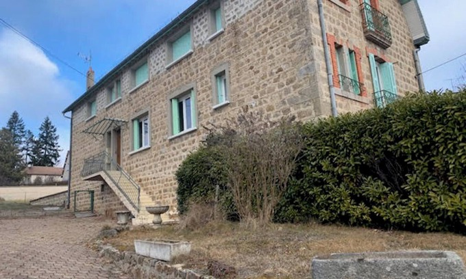 Usson-en-Forez Apartamento | Apartamento vacacional "Chez Patrice Et Marieline" con vistas a la montaña