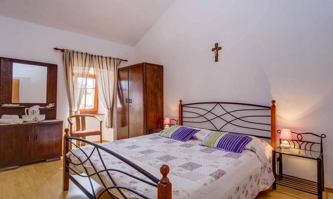 Sveti Jakov Apartamento | Apartamento vacacional con aire acondicionado y conexión a Internet en una zona tranquila