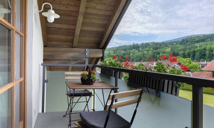Teisendorf Apartamento | Apartamento vacacional 'Am Teisenberg' con jardín privado, balcón y Wi-Fi