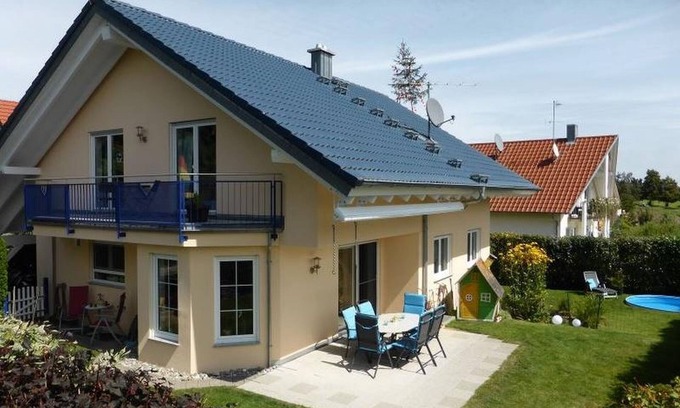 Gaienhofen Apartamento | Apartamento vacacional 'Bruttel' con piscina privada, terraza comunitaria y Wi-Fi