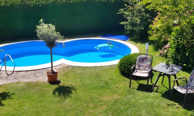 Welschneudorf Apartamento | Apartamento vacacional 'Uschi' con piscina, jardín comunitario y wifi