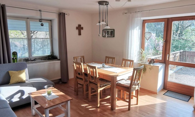 Wilhelmsdorf Apartamento | Apartamento vacacional 'Knechtskammer' con balcón de 30m², jardín comunitario y Wi-Fi