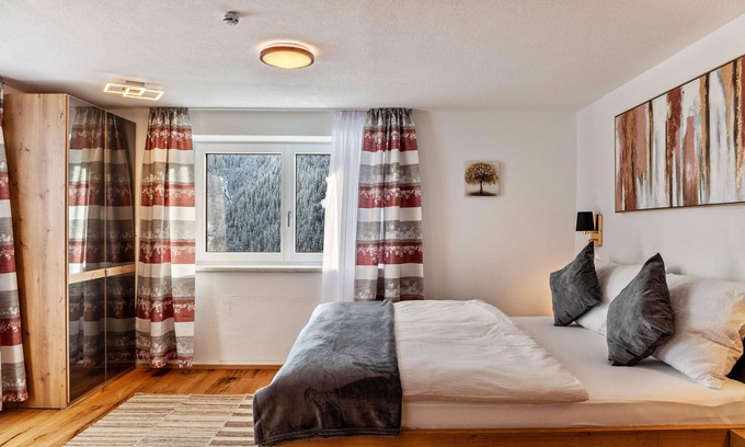 Landeck Apartamento | Apartamento vacacional "Erna" con vistas a la montaña, terraza compartida y Wi-Fi