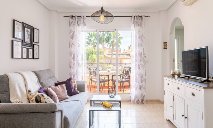 Los Arenales del Sol Apartamento | Apartamento vacacional con vistas al mar, piscina y jacuzzi compartidos, terrazas, jardín y Wi-Fi