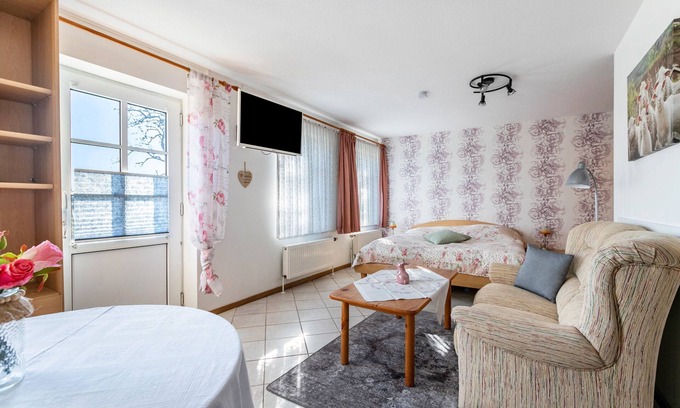 Pellworm Apartamento | Apartamento vacacional 'Fewo Heinke' con terraza privada, jardín privado y Wi-Fi