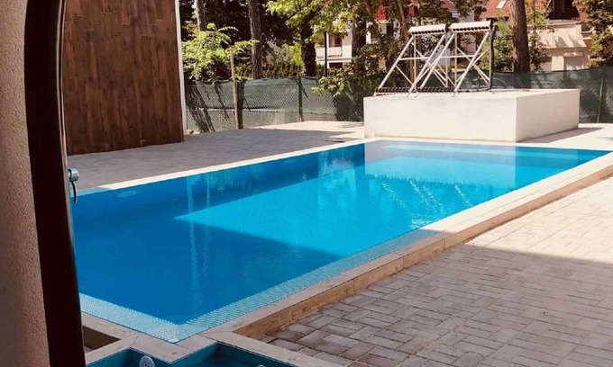Balatonlelle Apartamento | Apartamento vacacional 100 metros hasta el lago Balaton con piscina y aire acondicionado.