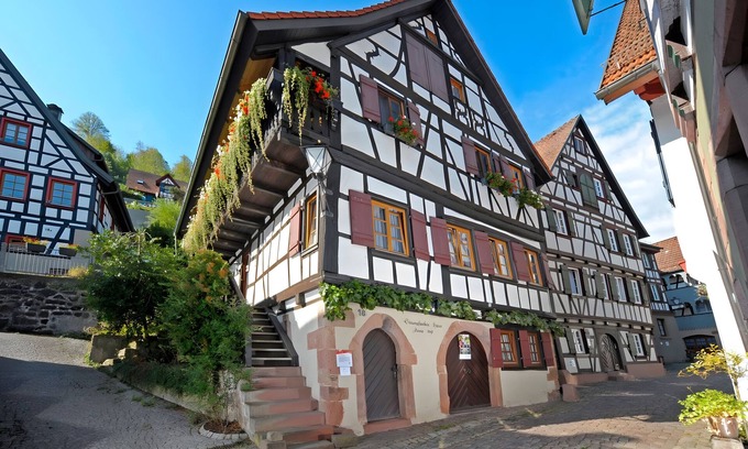 Schiltach Apartamento | Apartamento vacacional 'Im Strumpfweberhaus' con terraza privada y Wi-Fi