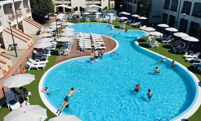 Lido di Spina Apartamento | Apartamento vacacional en un resort con vista a la piscina para familias de hasta 4 personas