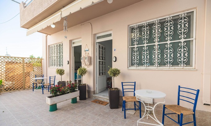 Haraki Apartamento | Holiday Apartment 'Jaana and Akis 2' with Private Terrace, Wi-Fi and Air Conditioning