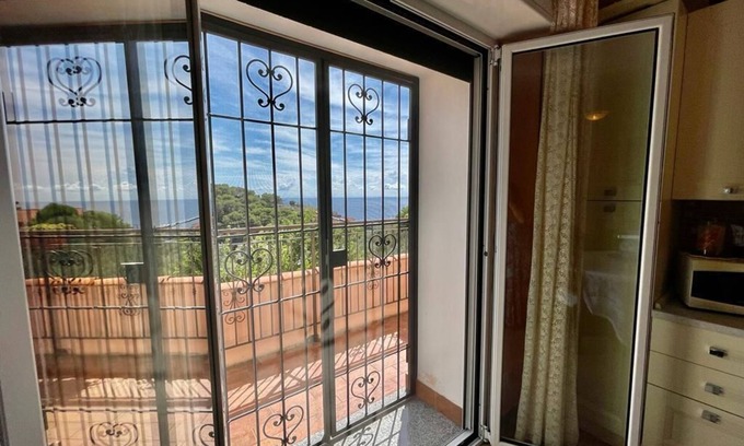 Spotorno Apartamento | Apartamento vacacional Le Chiazze con vistas al mar y terraza cubierta