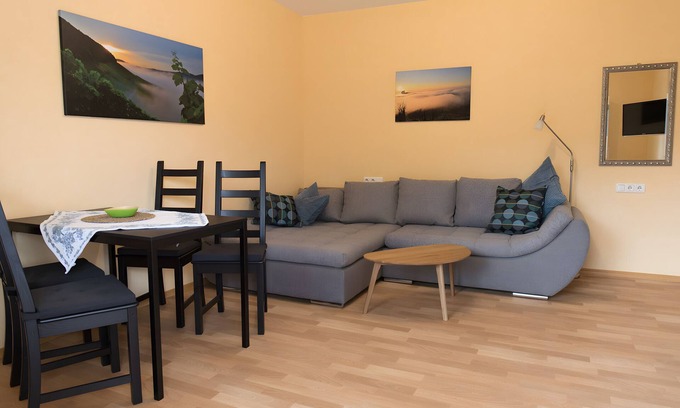 Iphofen Apartamento | Apartamento vacacional 'Riesling' con balcón privado y terraza comunitaria