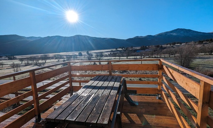 Formigueres Apartamento | Apartamento vacacional "T2 Parking À Formiguères" con vistas a la montaña y terraza privada