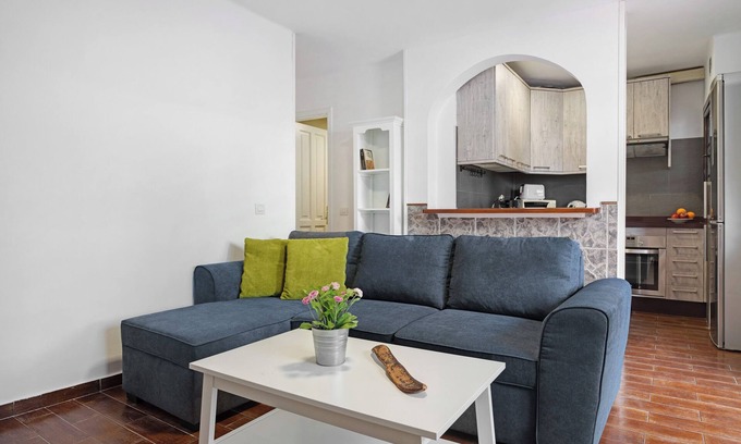 Playa Honda Apartamento | Apartamento vacacional "White Sun' con terraza privada y Wi-Fi