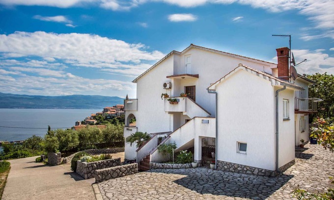 Vrbnik Apartamento | Apartamento vacacional con aire acondicionado y vista al mar