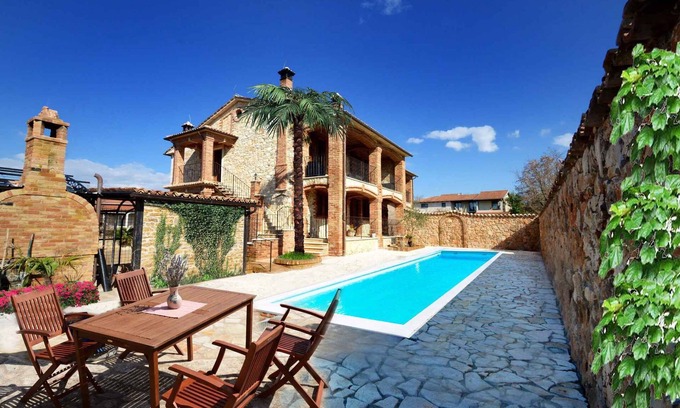 Nova Vas Apartamento | Apartamento vacacional con piscina y estilo toscano