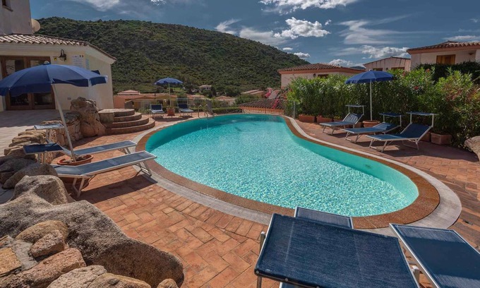 Tanaunella Apartamento | Holiday apartment with swimming pool and air conditioning