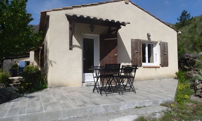 La Robine-sur-Galabre Casa | Casa Vacacional 'Les Iris' con Vista a la Montaña, Terraza Privada y Wi-Fi