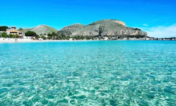 Partanna Apartamento | holiday home a stone's throw from Mondello Rooms air conditioning, TV and garden