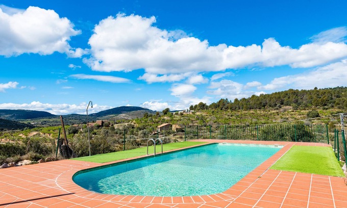 Vilar de Canes Casa | Casa de vacaciones 'Casa Relax' con vistas a la montaña, piscina compartida y Wi-Fi