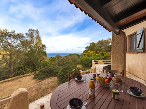 Santa Giulia Casa | Holiday Home Casa Rondinara by Interhome