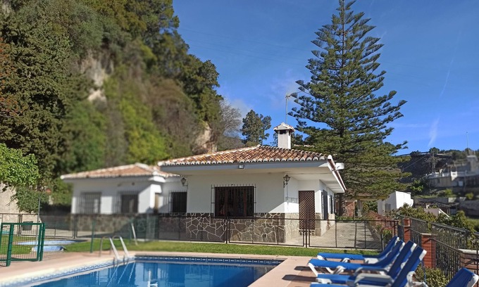 Casarabonela Casa | Casa de vacaciones 'Casa Rural Paca Perea' con vistas a la montaña, piscina privada y Wi-Fi