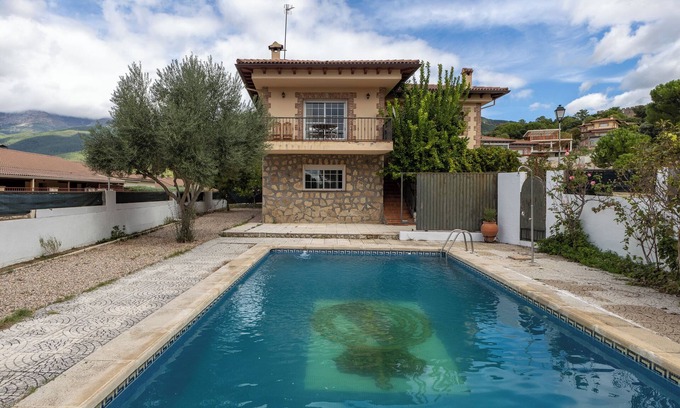 La Adrada Chalet De Esquí | Casa de vacaciones 'Chalet El Castillo' con piscina privada, Wi-Fi y aire acondicionado