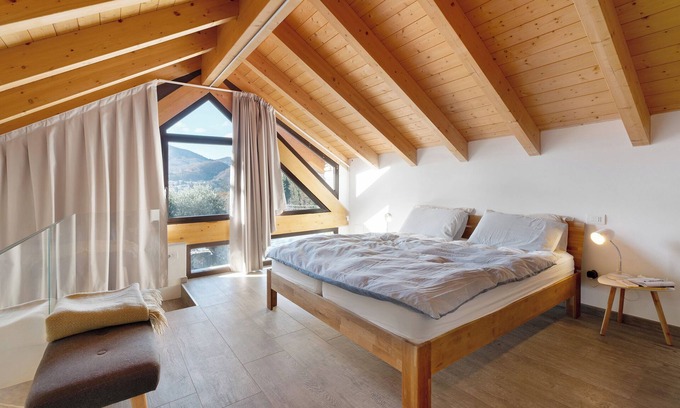 Cesara Casa | Casa vacacional 'Casa de piedra renovada con encanto' con vistas a las montañas