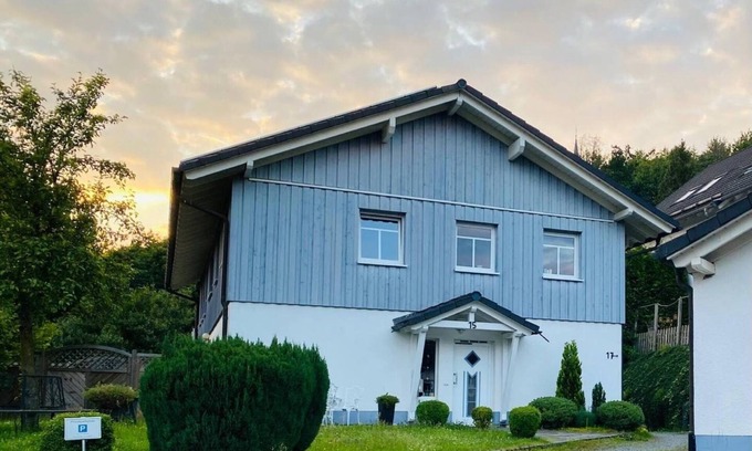 Kirchhundem Casa | Casa de vacaciones 'Das Blaue Haus Am Rothaarsteig' con terraza privada, jardín privado y Wi-Fi