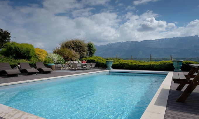 La Motte-Servolex Casa | Casa de vacaciones 'Le Balcon Des Bauges' con vistas a la montaña, piscina compartida y Wi-Fi