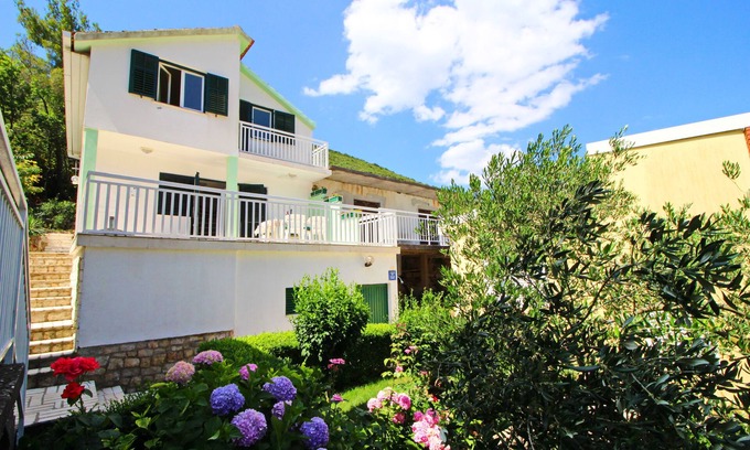 Hodilje Casa | Holiday Home Gea - Casa de vacaciones de tres dormitorios con terraza y vistas parciales al mar