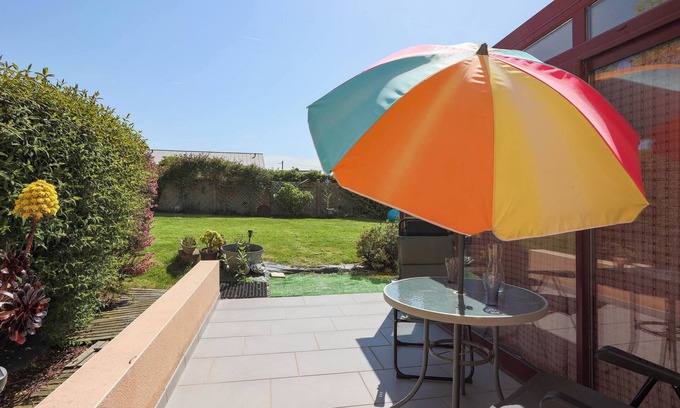 Plouezec Casa | Casa de vacaciones 'Gîte Proche Mer 800 M' con terraza privada, jardín compartido y Wi-Fi