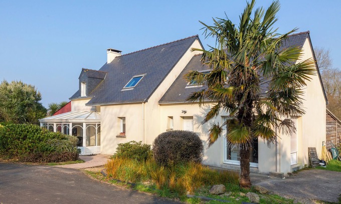 Pouldreuzic Casa | Casa de vacaciones 'Grande Maison À 5min Des Plages' con piscina compartida y jardín privado