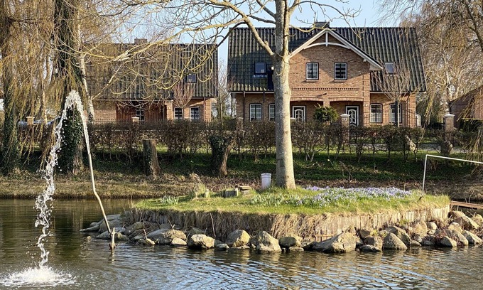 Fehmarn Casa | Casa de vacaciones 'Haus Am Dorfteich D Mit Spielplatz' con terraza privada