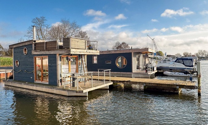 Moorfleet Casa | Casa de vacaciones 'Hausboot Irene Mit Kamin - Doveelbe' con vistas al lago, terraza privada y Wi-Fi