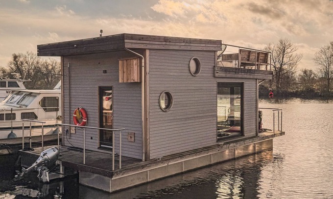 Moorfleet Casa | Casa de vacaciones 'Hausboot Off An Schöner Dove Elbe' con terraza privada y Wi-Fi