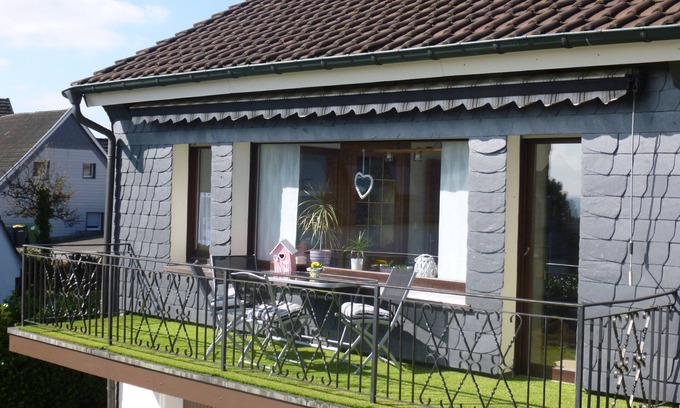 Attendorn Casa | Casa de vacaciones 'Höhenflug' con vistas a la montaña, terraza privada y Wi-Fi