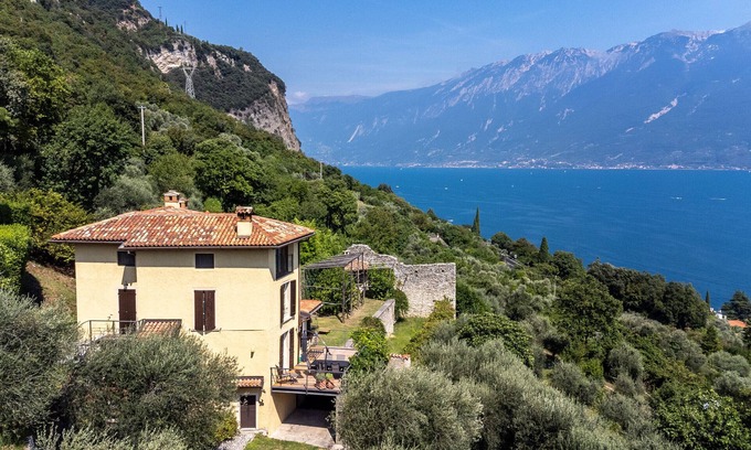 Gargnano Casa | Casa de vacaciones 'Casa con Impresionantes Vistas al Lago y Montaña' con vistas al lago, piscina privada y Wi-Fi