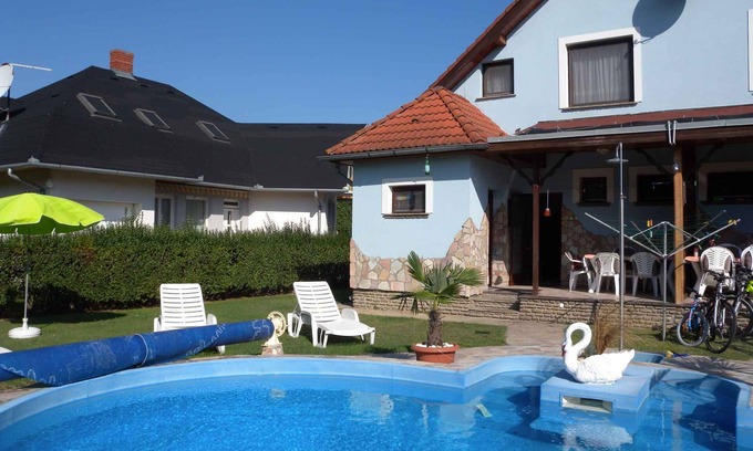 Balatonmariafurdo Casa | Casa vacacional con piscina climatizada y de la playa