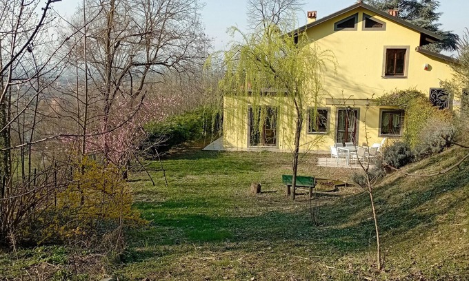 Castagneto Po Apartamento | Holiday Home 'Il Trucchetto' with Private Garden
