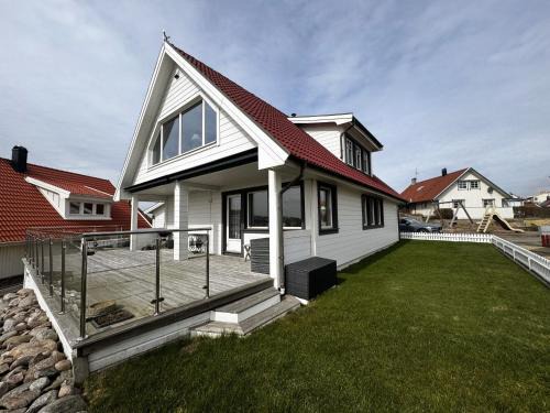 Kungshamn Casa | Holiday home in beautiful Kungshamn perfect for two families