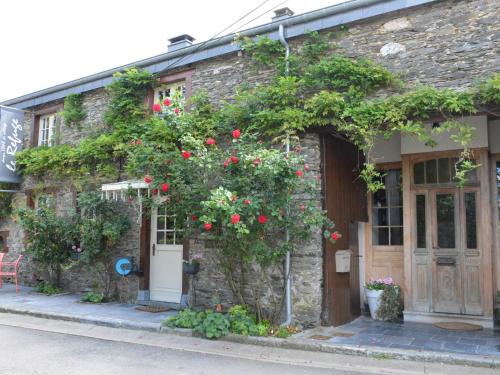 Gembes Casa | Holiday Home in Bièvre with Terrace