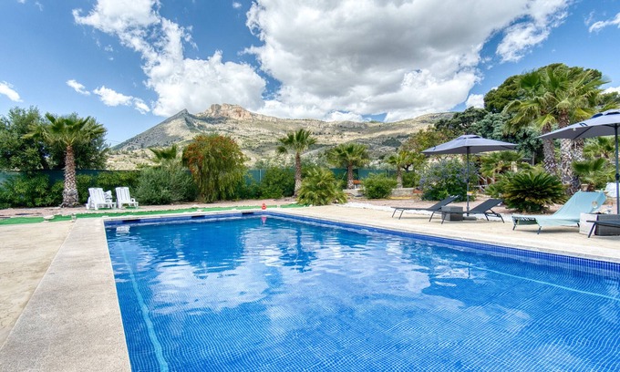 Jijona Casa | Casa de vacaciones en 'Finca Rustica' donde la paz, el espacio y la relajación se unen.