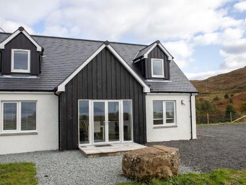 Tarskavaig Casa | Holiday Home Joan's House by Interhome