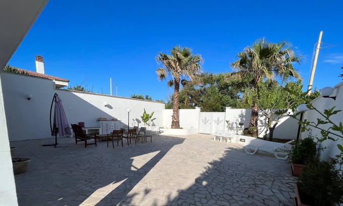 Casalabate Casa | Holiday Home "La Casa di Charlotte" with Private Garden & Wi-Fi