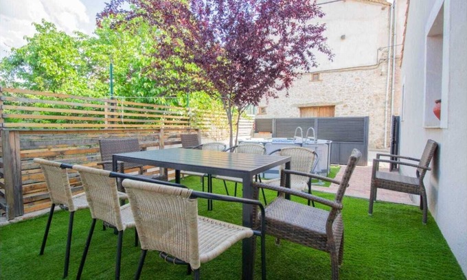 Cerezo de Abajo Casa | Casa de vacaciones 'La Casa Del Maestro' con vistas a la montaña, piscina privada y Wi-Fi