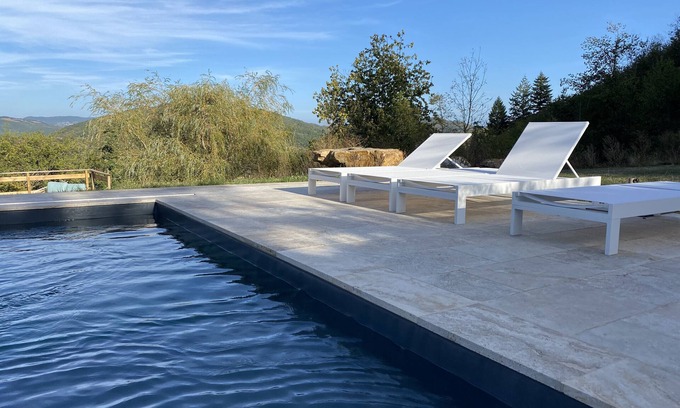 Saint-Izaire Casa | Casa de vacaciones 'La Grande Combe' con vistas a la montaña, piscina privada y Wi-Fi
