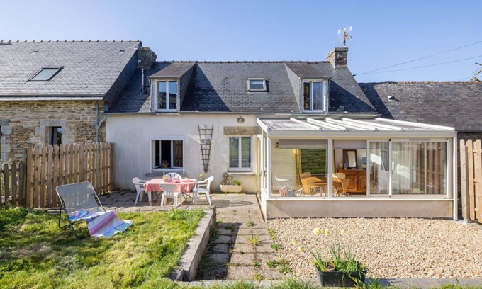 Ergue-Gaberic Casa | Holiday Home 'Le Jardin De Léonie' with Private Terrace, Private Garden and Wi-Fi