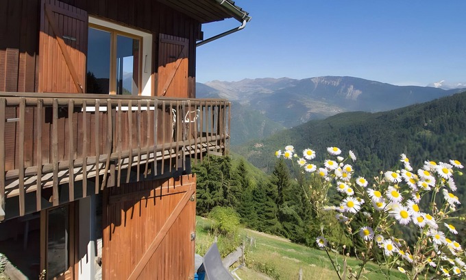 Vallees d'Aigueblanche Casa | Casa de vacaciones 'Le Plan Du Fruit' con vistas a la montaña, terraza privada y jardín privado